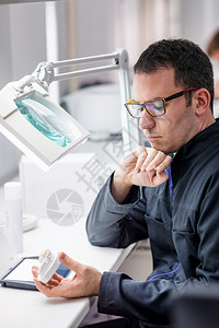 电脑增高架在其实验室使用牙技术员或医背景