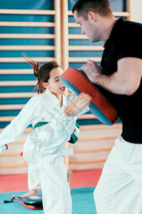 泰拳上的女孩和教练一起训背景图片