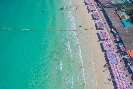 夏季安达曼海的滩岸和清蓝绿宝石海水上伞的空中顶层景象图片