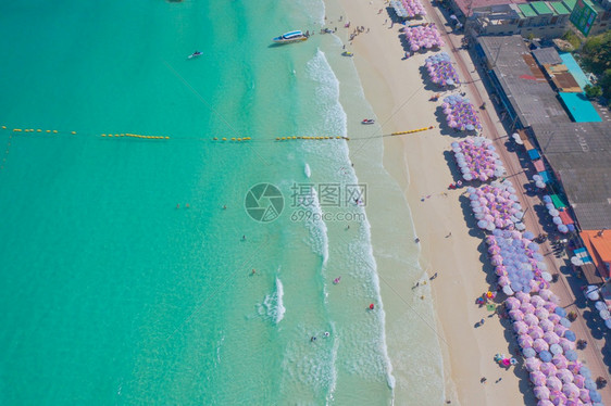 夏季安达曼海的滩岸和清蓝绿宝石海水上伞的空中顶层景象图片