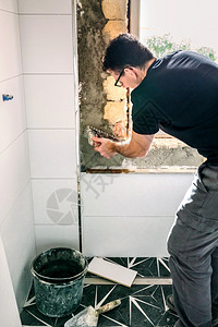 男砖匠用一块的水泥和一块墙匠用一块的水泥和一块墙图片