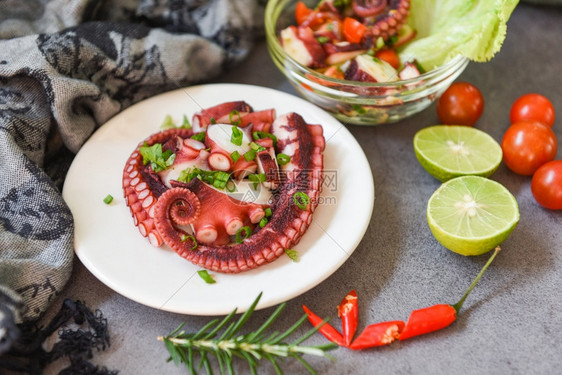 八十花沙拉蔬菜加柠西红茄辣菜和盘碗上香料新鲜和健康的沙拉海鲜和章鱼触角图片