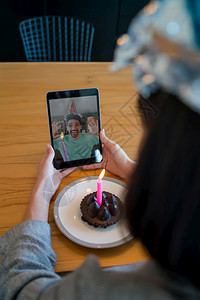 年轻女在视频电话上庆祝她的生日图片