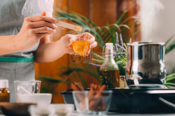 妇女用蜂蜜制作自肥皂图片