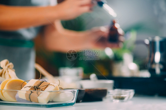 利用自然成份在家里做肥皂图片