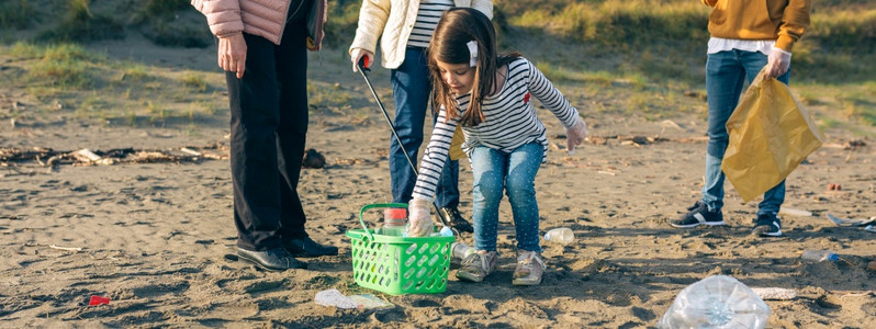 带着一群志愿者准备清理海滩的小女孩准备清理海滩的志愿者图片