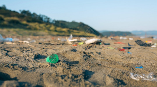 肮脏的海滩景观满是浪费没有人满是浪费的肮脏海滩景观图片