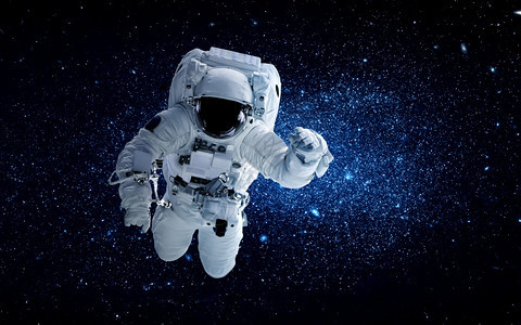宇航员在为外层空间站工作时从事空间行走宇航员在空间运行时穿戴完整的太空服由美国航天局空间宇员照片提供的这一图像元素宇航员在空间站图片