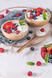 为健康早餐提供酸奶和浆果一碗加草莓蓝和的希腊酸奶图片