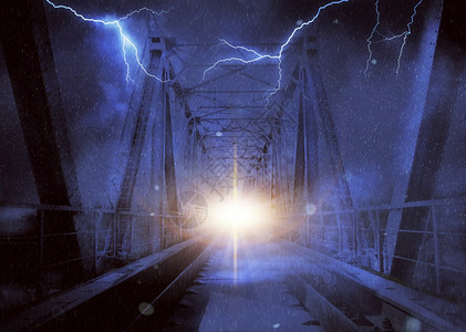 深雾夜和金属铁路桥照片操纵图片
