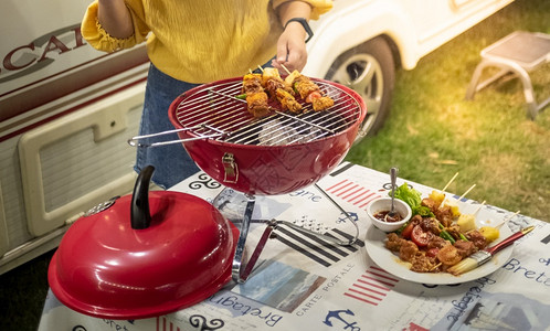 朋友做烧烤BBQ在大自然的热火上烧烤晚的宴背景图片