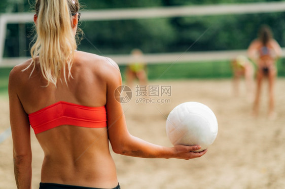 青年妇女打沙滩排球图片