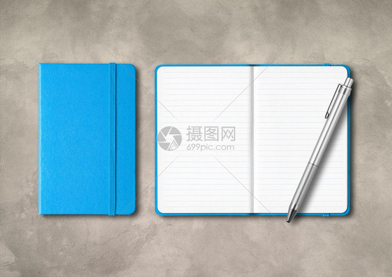 蓝闭和开线笔记本有钢混凝土背景上隔离的Mockup蓝闭和开线笔记本有混凝土背景上的笔图片