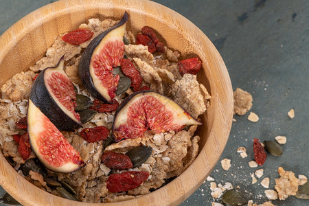 Granola用于健康早餐碗加面粉牛奶新鲜无花果和干莓图片