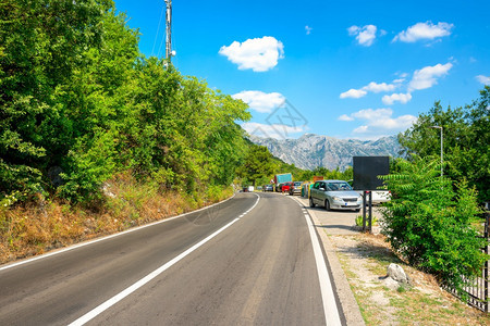 停在道路边的汽车图片