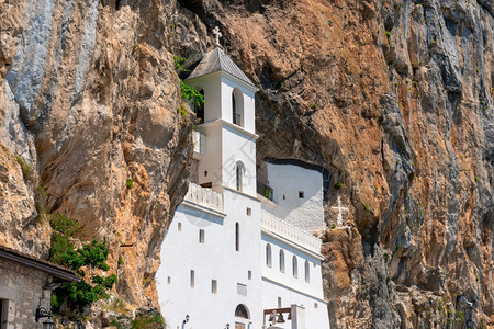 Ostrog旧修道院建在黑山的一座上图片