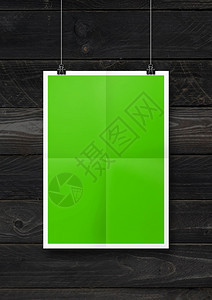 绿色折叠的海报挂在黑色木墙上并配有剪贴绿色折叠的海报挂在黑色木墙上带剪贴的绿色模型板绿色折叠的海报挂在黑色木墙上图片