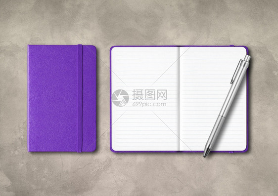 紫闭和开线笔记本有钢在混凝土背景上隔离的Mockup紫闭和开线笔记本有混凝土背景上的笔图片