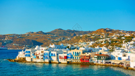 希腊的Chora镇希腊风景与在Mykonos岛边的水和图片