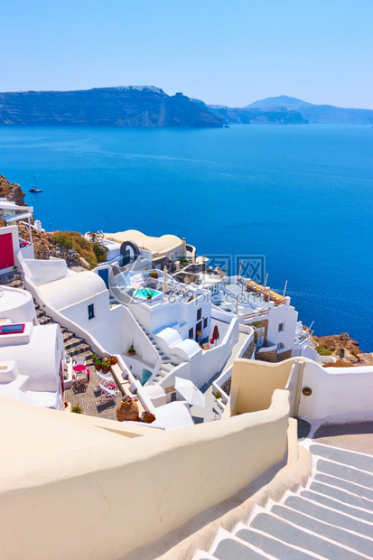 希腊的SantorriniOiaIa镇在海边斜坡上的景象著名度假胜地希腊貌图片