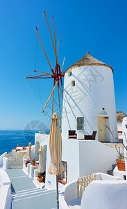 希腊圣托里尼岛的海边风车希腊地貌里程碑图片