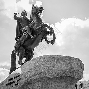 在俄罗斯圣彼得堡参议院广场的彼得大帝铜马骑士术雕像地标和城市的象征黑白摄影图片