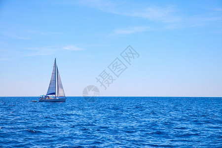 帆船在海中航行景图片