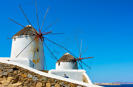 希腊Mykonos岛海边旧白色风车图片