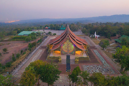 泰国UbonRatchathani的WatSirindhornWararam或WatPhuPrao寺的空中景象图片