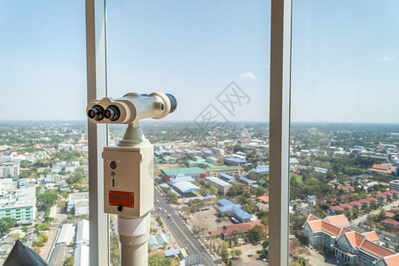 屋顶楼的望远镜对着城市的望塔图片