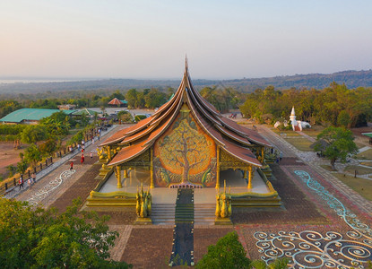 泰国UbonRatchathani的WatSirindhornWararam或WatPhuPrao寺的空中景象图片