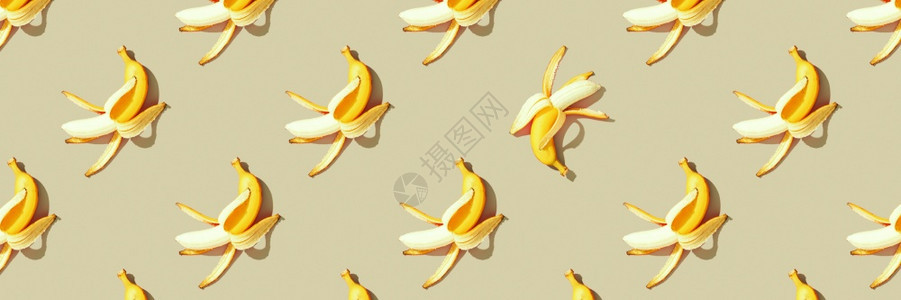 黄底平板横幅上新鲜黄色香蕉的多彩水果形态图片