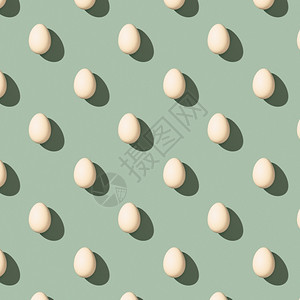 白色鸡蛋在面食绿背景上的模型最小食物概念图片