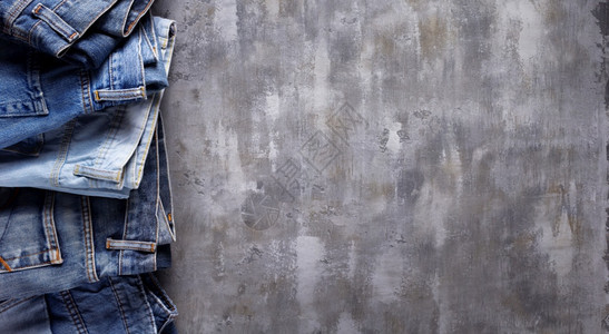 旧的表面抽象背景纹理上的Denim牛仔裤图片