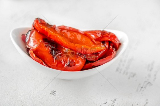 桌上一碗烤红铃辣椒图片