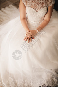 婚礼服上的新娘手有选择的焦点结婚日礼服上的新娘手有选择的焦点婚礼日背景图片