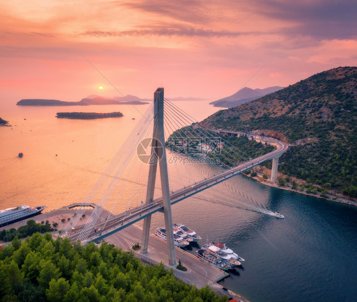 夏季日落时美丽的现代桥空中景色Dubrovnik克罗地亚杜布夫尼克最美的公路船只游艇树木夏季风景包括港口山岛屿高速公路蓝海和红天图片