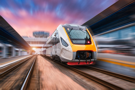 日落时在火车站开动高速铁路平台上快速移动现代客运列车移动效果模糊的铁路商业运输前沿观点概念图片