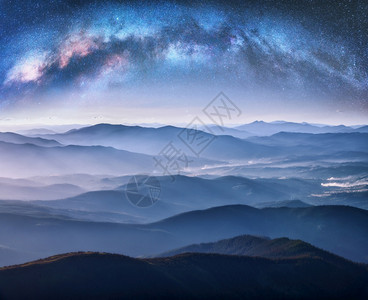 壮观的山脉与美丽的星空图片