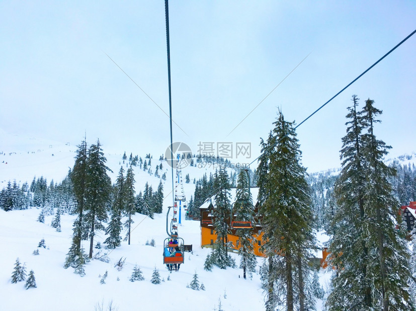 在喀尔巴阡山脉的滑雪电梯上人图片
