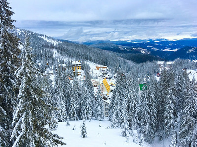 乌克兰喀尔巴阡山著名的滑雪胜地Dragobrat的空中景象图片