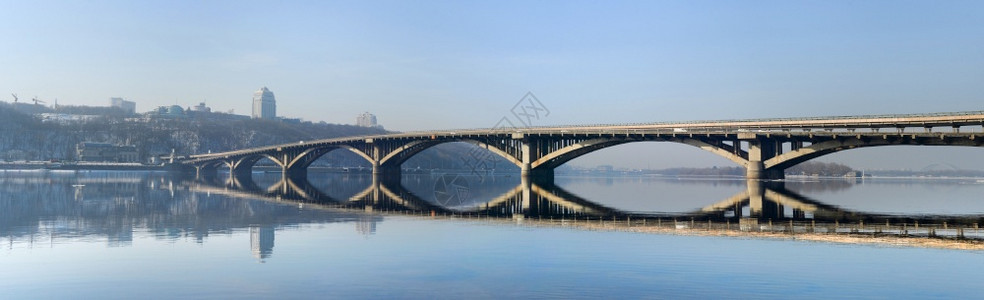 乌克兰基辅Dnipro河上Metro大桥全景图片