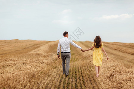 快乐的年轻夫妇在稻草上浪漫的人概念美丽景观夏天快乐的年轻夫妇在稻草上夏天图片