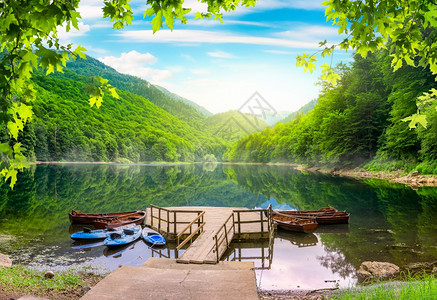 路亚钓鱼黑山公园BiogradskaGora的生物格拉底斯卡湖上的船背景