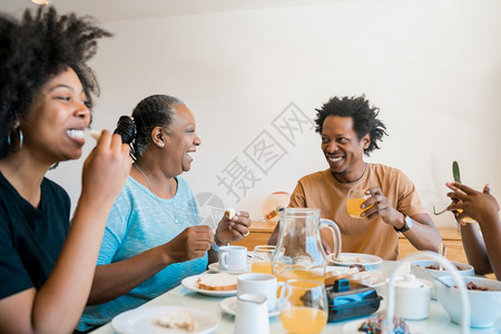 非洲家庭在里一起吃早餐的肖像家庭和生活方式概念图片