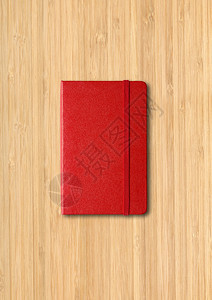 红色关闭笔记本模型在木制背景上隔离红色关闭笔记本在木制背景上隔离图片