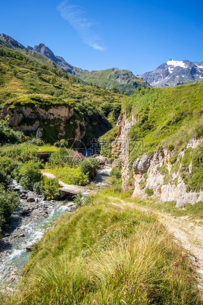 瓦诺伊思公园阿尔卑斯山谷萨沃伊法属阿尔卑斯瓦诺伊思公园山谷法属阿尔卑斯山的河和木桥图片