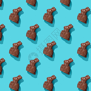 巧克力复活节兔子蓝色背景图案平躺最高视图图片