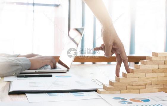 商业妇女手工爬木制楼层梯的成功概念图片