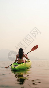 在湖边的Kayak水上运动Kayakers享受着美丽的日出图片